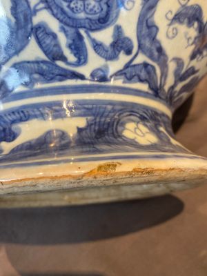 Paire de vases couverts en porcelaine de Chine en bleu et blanc aux décors figuratifs, Ming — photo 21