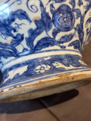 Paire de vases couverts en porcelaine de Chine en bleu et blanc aux décors figuratifs, Ming — photo 22