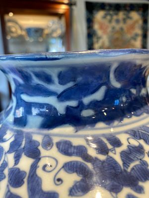 Paire de vases couverts en porcelaine de Chine en bleu et blanc aux décors figuratifs, Ming — photo 31