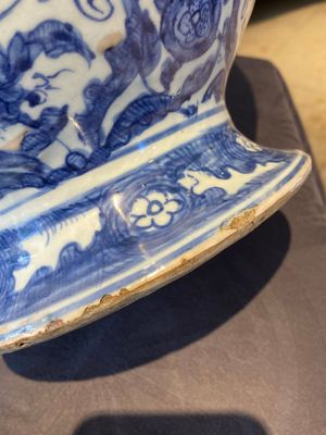 Paire de vases couverts en porcelaine de Chine en bleu et blanc aux décors figuratifs, Ming — photo 9