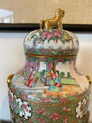 Paire de vases couverts en porcelaine de Chine famille rose, 19ème — photo 4