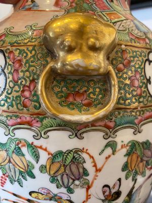Paire de vases couverts en porcelaine de Chine famille rose, 19ème — photo 7