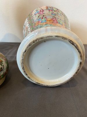 Paire de vases couverts en porcelaine de Chine famille rose, 19ème — photo 10