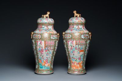 Paire de vases couverts en porcelaine de Chine famille rose, 19ème