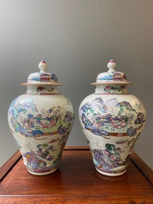 Paire de vases couverts en porcelaine de Chine famille rose à décor de paysages montagneux, Yongzheng — photo 1