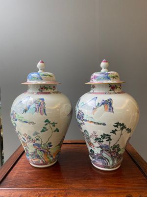 Paire de vases couverts en porcelaine de Chine famille rose à décor de paysages montagneux, Yongzheng — photo 2