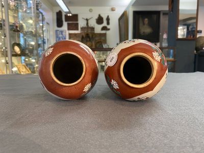 Paire de vases couverts en porcelaine de Chine famille rose au fond en rouge de rubis, Yongzheng/Qianlong — photo 3