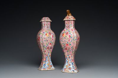 Paire de vases couverts en porcelaine de Chine famille rose, Yongzheng