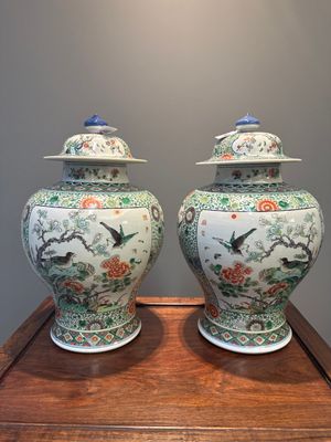 Paire de vases couverts en porcelaine de Chine famille verte à décor d'oiseaux et de fleurs, marque de Kangxi, 19ème — photo 1