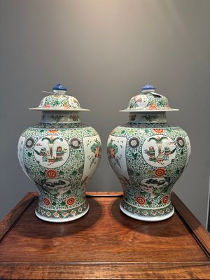 Paire de vases couverts en porcelaine de Chine famille verte à décor d'oiseaux et de fleurs, marque de Kangxi, 19ème — photo 2