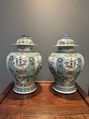 Paire de vases couverts en porcelaine de Chine famille verte à décor d'oiseaux et de fleurs, marque de Kangxi, 19ème — photo 4