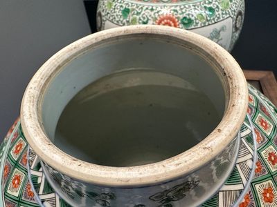 Paire de vases couverts en porcelaine de Chine famille verte à décor d'oiseaux et de fleurs, marque de Kangxi, 19ème — photo 7