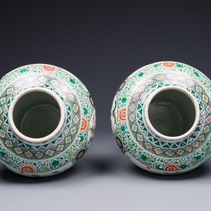 Paire de vases couverts en porcelaine de Chine famille verte à décor d'oiseaux et de fleurs, marque de Kangxi, 19ème — photo 7