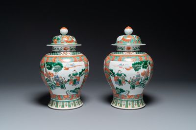 Paire de vases couverts en porcelaine de Chine famille verte à décor 'Wen Wang Fang Xian 文王訪賢', 19ème