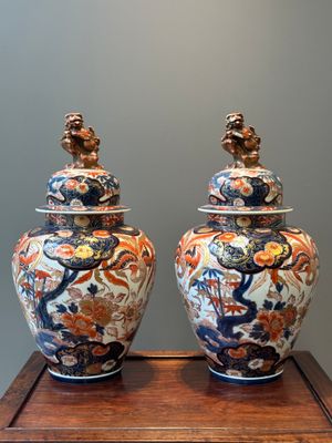Paire de vases couverts en porcelaine Imari du Japon, Edo, 18/19ème — photo 1