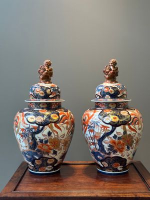Paire de vases couverts en porcelaine Imari du Japon, Edo, 18/19ème — photo 3