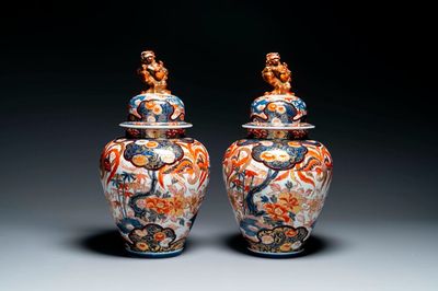 Paire de vases couverts en porcelaine Imari du Japon, Edo, 18/19ème