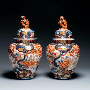 Paire de vases couverts en porcelaine Imari du Japon, Edo, 18/19ème — photo 1