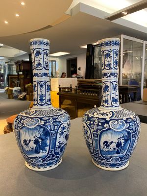 Paire de vases de forme bouteille en faïence de Delft en bleu et blanc, 18ème — photo 1