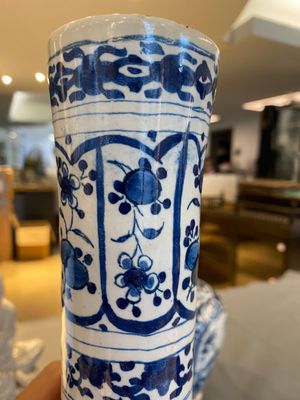Paire de vases de forme bouteille en faïence de Delft en bleu et blanc, 18ème — photo 12