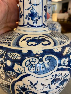 Paire de vases de forme bouteille en faïence de Delft en bleu et blanc, 18ème — photo 18