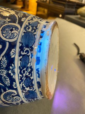 Paire de vases de forme bouteille en faïence de Delft en bleu et blanc, 18ème — photo 26