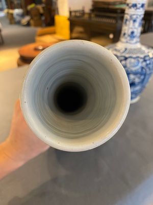 Paire de vases de forme bouteille en faïence de Delft en bleu et blanc, 18ème — photo 4