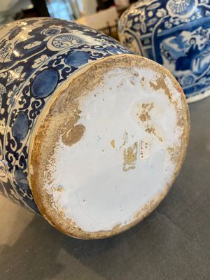 Paire de vases de forme bouteille en faïence de Delft en bleu et blanc, 18ème — photo 6
