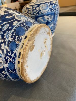 Paire de vases de forme bouteille en faïence de Delft en bleu et blanc, 18ème — photo 7