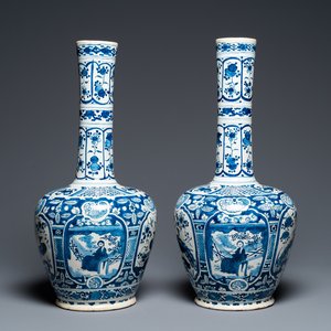 Paire de vases de forme bouteille en faïence de Delft en bleu et blanc, 18ème — photo 1