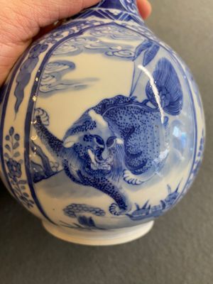 Paire de vases de forme bouteille en porcelaine de Chine en bleu et blanc à décor d'animaux mythiques, 19ème — photo 8