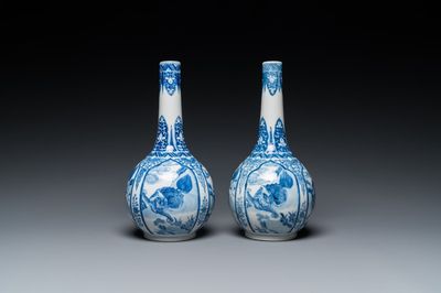 Paire de vases de forme bouteille en porcelaine de Chine en bleu et blanc à décor d'animaux mythiques, 19ème
