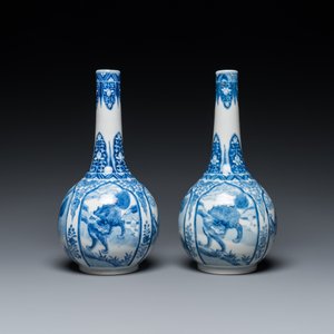 Paire de vases de forme bouteille en porcelaine de Chine en bleu et blanc à décor d'animaux mythiques, 19ème — photo 2