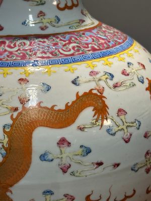 Paire de vases de forme bouteille en porcelaine de Chine famille rose à décor de dragons, Tongzhi/Guangxu — photo 11