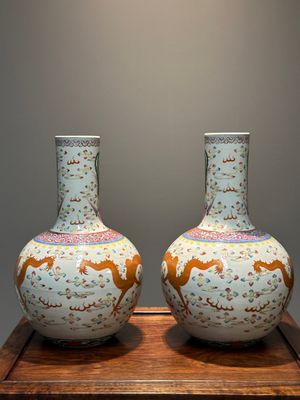 Paire de vases de forme bouteille en porcelaine de Chine famille rose à décor de dragons, Tongzhi/Guangxu — photo 4