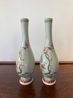 Paire de vases de forme bouteille en porcelaine de Chine famille rose, Jiaqing — photo 2
