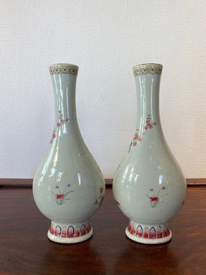 Paire de vases de forme bouteille en porcelaine de Chine famille rose, Jiaqing — photo 3