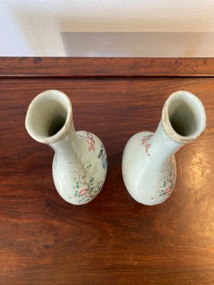 Paire de vases de forme bouteille en porcelaine de Chine famille rose, Jiaqing — photo 5
