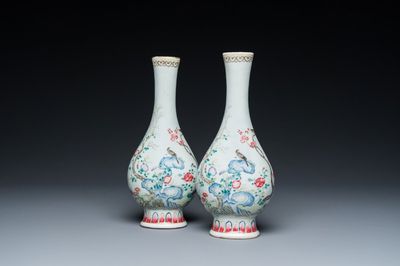 Paire de vases de forme bouteille en porcelaine de Chine famille rose, Jiaqing