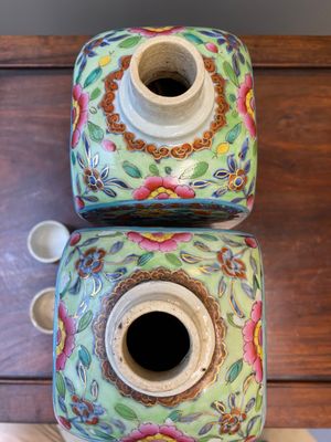 Paire de vases de forme carrée en porcelaine de Chine en bleu et blanc surdécorée en Europe, Kangxi — photo 6