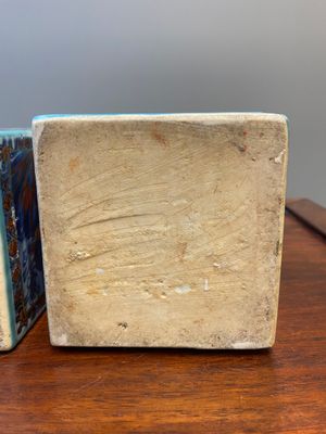 Paire de vases de forme carrée en porcelaine de Chine en bleu et blanc surdécorée en Europe, Kangxi — photo 9