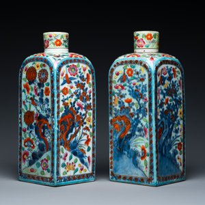 Paire de vases de forme carrée en porcelaine de Chine en bleu et blanc surdécorée en Europe, Kangxi — photo 2