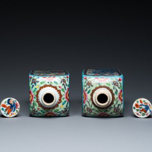 Paire de vases de forme carrée en porcelaine de Chine en bleu et blanc surdécorée en Europe, Kangxi — photo 7
