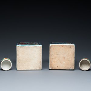 Paire de vases de forme carrée en porcelaine de Chine en bleu et blanc surdécorée en Europe, Kangxi — photo 8