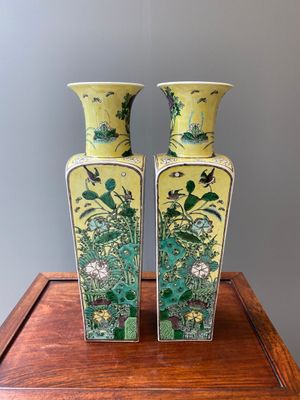 Paire de vases de forme carrée en porcelaine de Chine famille verte à fond jaune, marque de Kangxi, 19ème — photo 3
