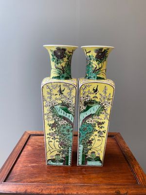 Paire de vases de forme carrée en porcelaine de Chine famille verte à fond jaune, marque de Kangxi, 19ème — photo 4