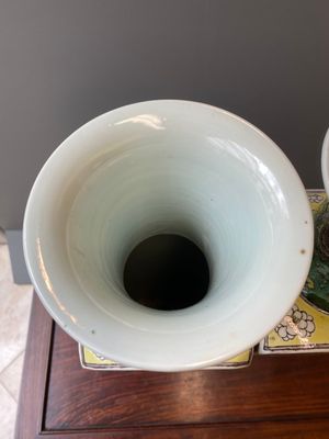 Paire de vases de forme carrée en porcelaine de Chine famille verte à fond jaune, marque de Kangxi, 19ème — photo 5