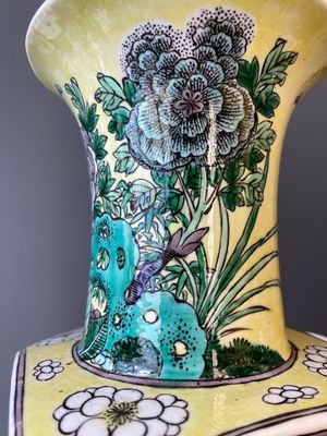 Paire de vases de forme carrée en porcelaine de Chine famille verte à fond jaune, marque de Kangxi, 19ème — photo 9