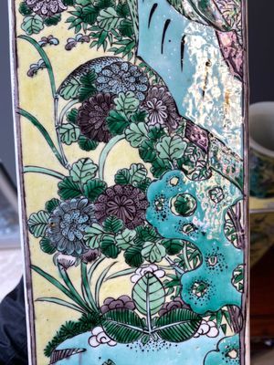 Paire de vases de forme carrée en porcelaine de Chine famille verte à fond jaune, marque de Kangxi, 19ème — photo 10