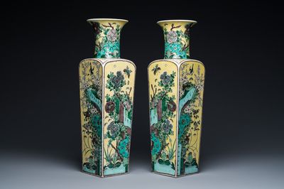 Paire de vases de forme carrée en porcelaine de Chine famille verte à fond jaune, marque de Kangxi, 19ème